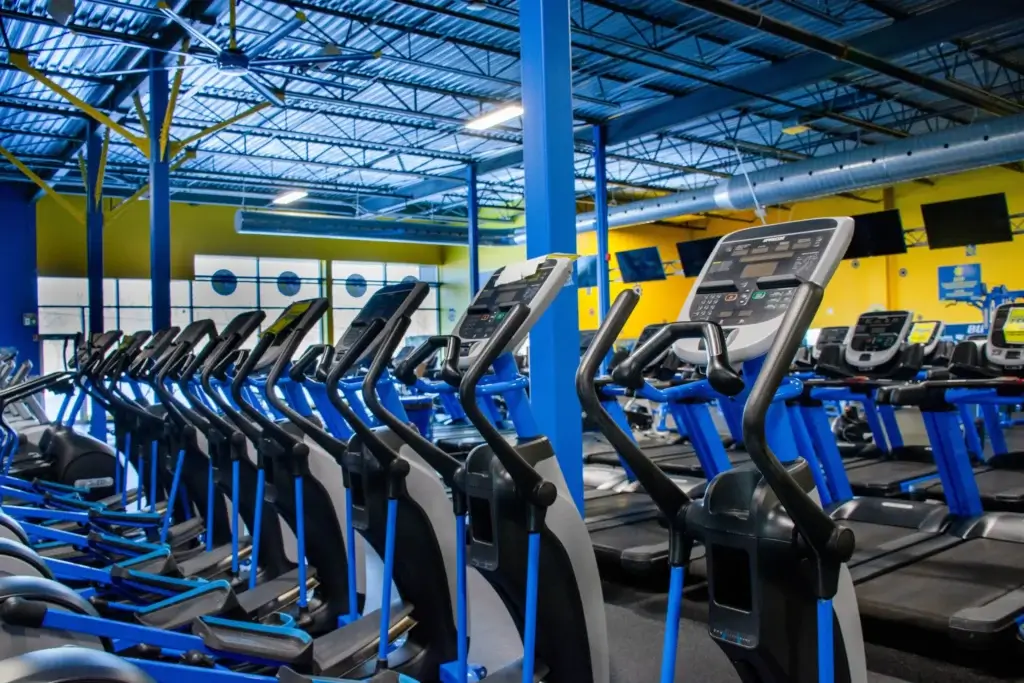 Buzzfit L’Acadie 5 Cardio and strength machines at Buzzfit gym